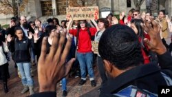 En Massachusetts protestaron en solidaridad con los eventos en Ferguson.