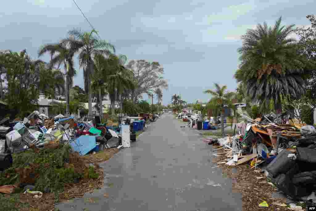 Escombros remanentes del paso del huracán Helene llenan una calle de Redington Beach, en St. Petersburg, Florida, el 8 de octubre de 2024, antes de la llegada del huracán Milton.