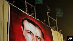 Palestinian Hamas militants participate in a rally for the memory of Hamas commander Mahmoud al-Mabhouh, seen in the portrait, in town of Beit Lahiya, northern Gaza Strip (file photo - 17 Feb. 2010)