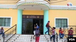 Nicaragüenses en la afueras de un hospital privado buscando información de sus familiares contagiados de coronavirus.