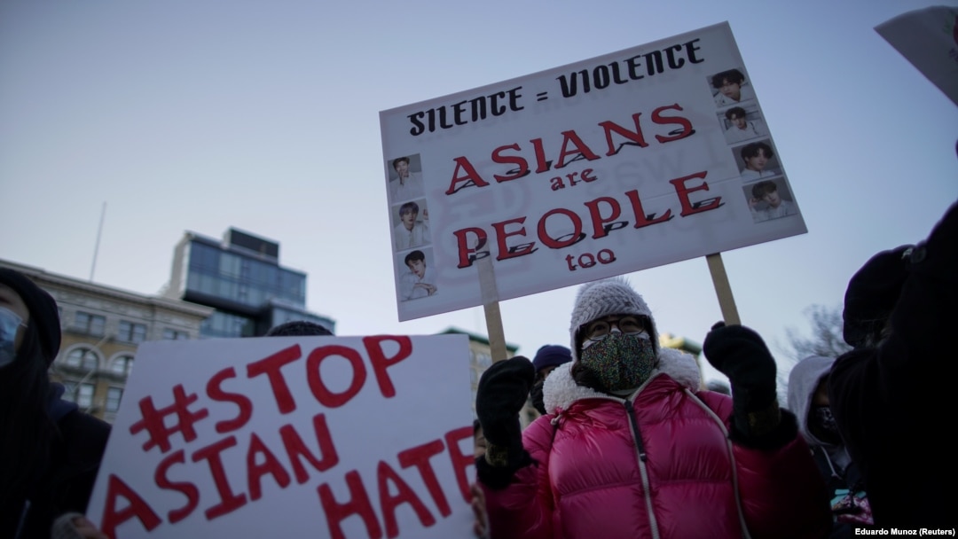 Orang-orang menghadiri acara damai terkait kejahatan kebencian anti-Asia di New York City, New York, AS, 19 Maret 2021. (Foto: REUTERS/Eduardo Munoz)