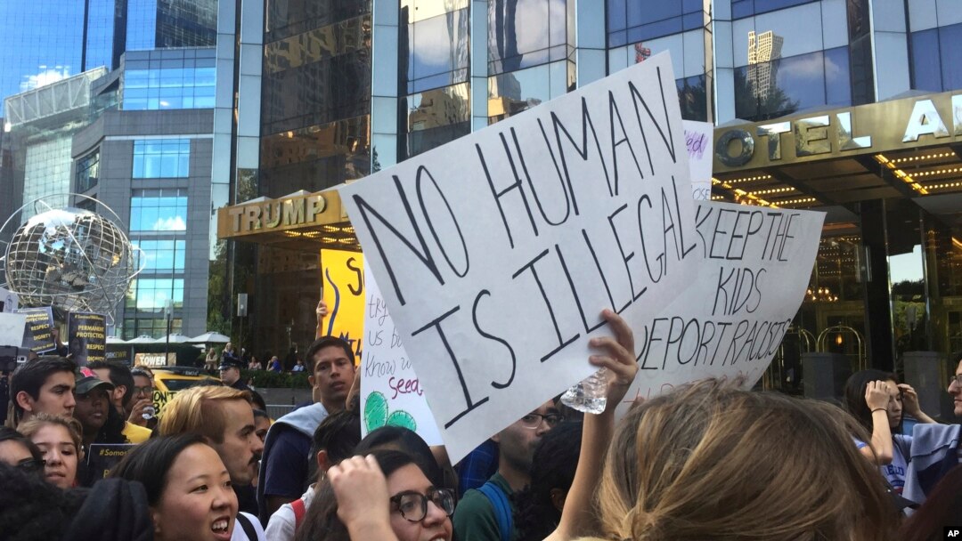 Manifestantes en Nueva York protestan afuera del Torre y Hotel Internacional Trump la decisión de la administración Trump de terminar el programa DACA que protege a jóvenes inmigrantes de la deportación. Sept. 9, 2017.