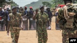 Des policiers et des soldats de la Sierra Leone, à Makeni, le 15 octobre 2017.