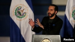 El presidente de El Salvador, Nayib Bukele, habla durante una ceremonia de despliegue del plan de Control Territorial y graduación de oficiales del ejército en la Academia Militar Capitán Gerardo Barrios en Antiguo Cuscatlán, El Salvador, el 15 de diciembre de 2021.