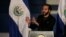 El presidente de El Salvador, Nayib Bukele, habla durante una ceremonia de despliegue del plan de Control Territorial y graduación de oficiales del ejército en la Academia Militar Capitán Gerardo Barrios en Antiguo Cuscatlán, El Salvador, el 15 de diciembre de 2021.