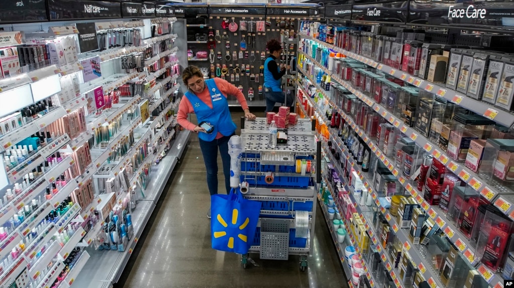 Una empleada organiza productos de belleza dentro del Walmart Supercenter en North Bergen, Nueva Jersey, el jueves 9 de febrero de 2023.