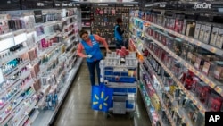 Una empleada organiza productos de belleza dentro del Walmart Supercenter en North Bergen, Nueva Jersey, el jueves 9 de febrero de 2023.