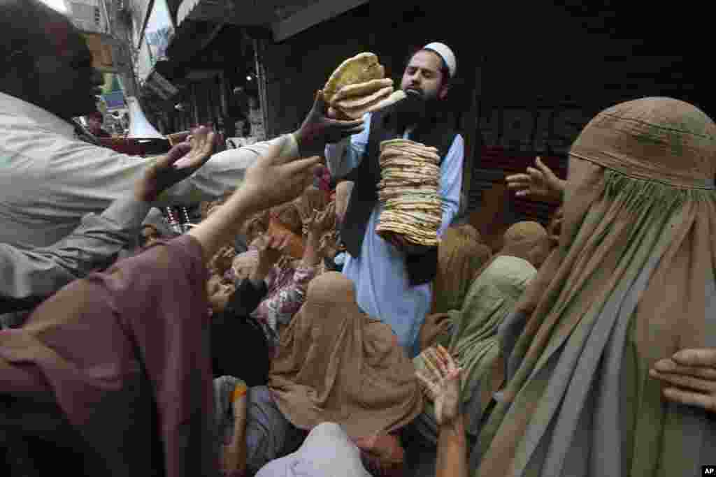تقسیم نان در وقت افطار در شهر پشاور&nbsp; پاکستان
