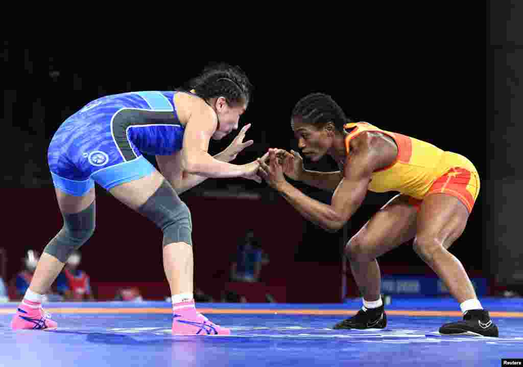 Joseph Essombe Tiako of Cameroon in action against Bolortuya Bat-Ochir of Mongolia. REUTERS/Piroschka Van De Wouw