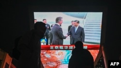 FILE —A large screen outside a shopping mall in Beijing shows news coverage of the arrival of Chinese President Xi Jinping as is received by Governor of California Gavin Newsom at San Francisco International Airport on November 15, 2023 ahead of the APEC meeting this week.