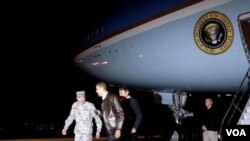 En medio de intensas medidas de seguridad, Obama arribó de noche tras una partida clandestina desde la Casa Blanca.