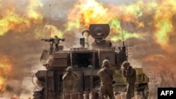 在以色列南部加沙边境附近以色列士兵使用自行榴弹炮发射炮弹。（2023年10月11日）