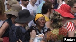 Seorang perempuan Bali menangis saat menghadiri upacara peringatan 10 tahun bom Bali di Taman Cudaya Garuda Wisnu Kencana di Jimbaran, Bali, 12 Oktober 2012. (Foto: Reuters)