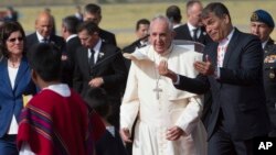 El presidente ecuatoriano, Rafael Correa, conversa animadamente con el papa Francisco a su llegada al aeropuerto de Quito.