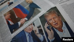 Sebuah surat kabar menampilkan foto Presiden Rusia Vladimir Putin dan Presiden AS Donald Trump terpajang di kios koran di Moskow, Rusia, pada 13 Februari 2025. (Foto: Reuters)