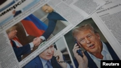 ARCHIVO - Periódicos diarios con portadas dedicadas a la reciente llamada telefónica entre el presidente ruso Vladimir Putin y el presidente estadounidense Donald Trump se exhiben en un quiosco en una calle de Moscú, Rusia, el 13 de febrero de 2025