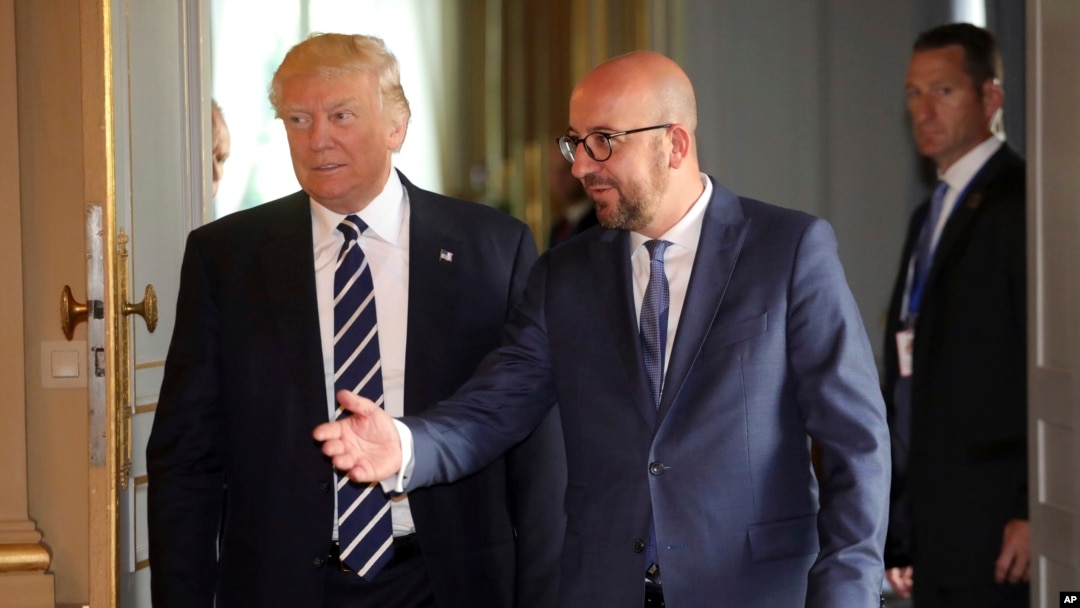 Presiden A.S. Donald Trump berbicara dengan Perdana Menteri Belgia Charles Michel sebelum pertemuan di Istana Kerajaan di Brussels, 24 Mei 2017.