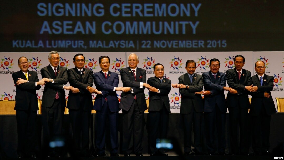 Các lãnh đạo ASEAN trong lễ ký kết thành lập Cộng đồng ASEAN tại Kuala Lumpur, Malaysia, ngày 22/11/2015.