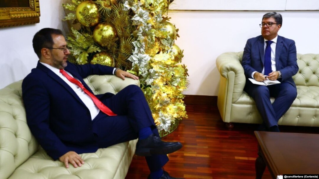 El canciller de Venezuela, Yvan Gil, conversa con el encargado de negocios de Brasil en Venezuela. 