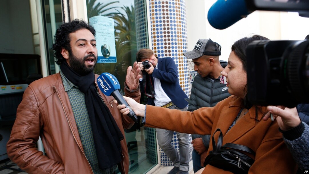 Wartawan dan aktivis Maroko, Omar Radi, berbicara kepada para wartawan setelah persidangan di Pengadilan Casablanca, di Casablanca, Maroko, 5 Maret 2020.