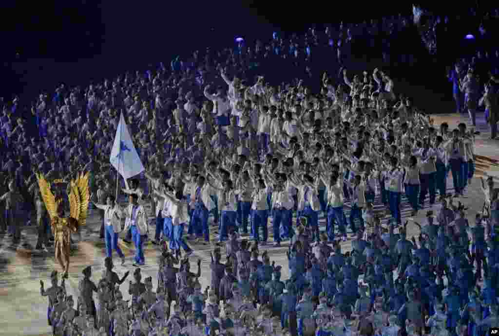 Altet Korea Utara dan Korea Selatan berparade menuju lapangan upacara pembukaan Asian Games ke-18, di Stadion Gelora Bung Karno, Jakarta, 18 Agustus 2018.&nbsp;(AP)