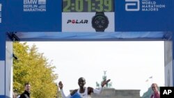 肯尼亞選手基普喬格（Eliud Kipshoge）16號在柏林奪得馬拉松男子組冠軍，圖為其抵達終點一刻。