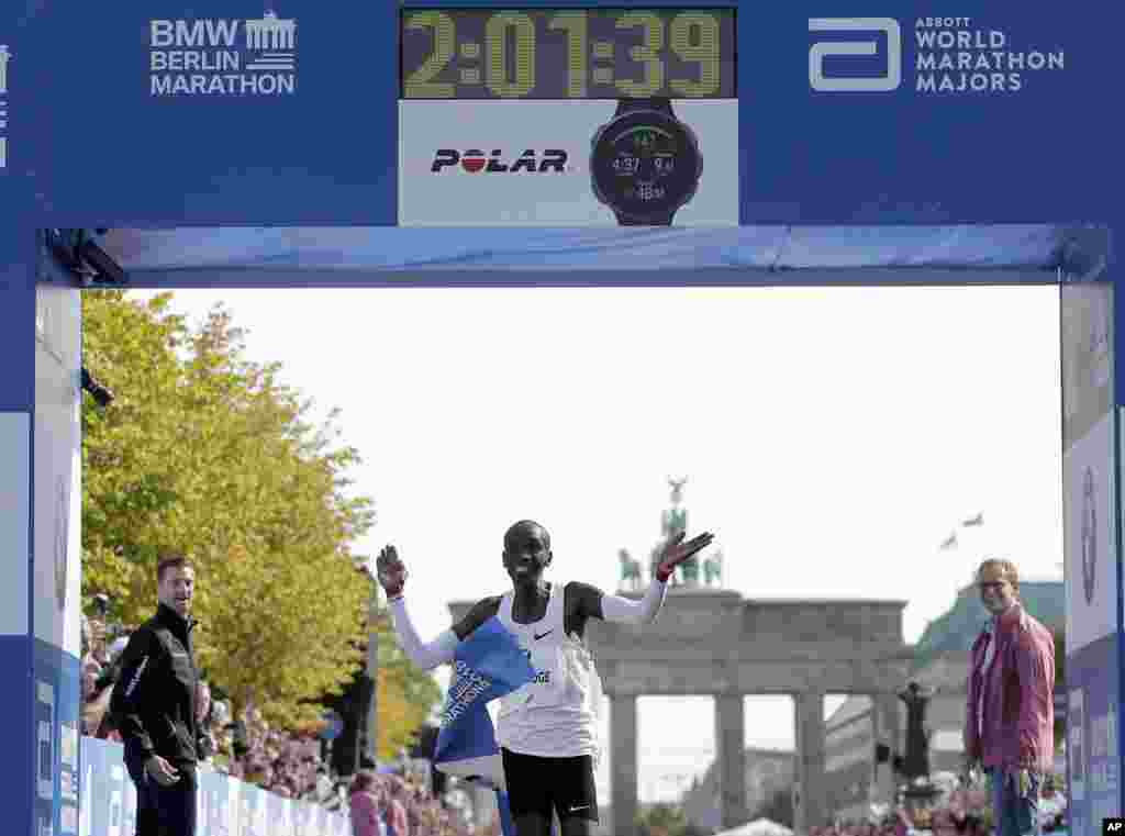 កីឡាករ Eliud Kipchoge បាន​ឈ្នះ​ការ​រត់​ប្រណាំង Berlin Marathon លើកទី៤៥ នៅ​ក្នុង​ក្រុង​បែរឡាំង ប្រទេស​អាល្លឺម៉ង់។ លោក Kipchoge បាន​បំបែក​កំណត់ត្រា​ពិភពលោក​សម្រាប់​ការ​រត់​ក្នុង​រយៈពេល​២ម៉ោង ១នាទី និង​៣៩វិនាទី។