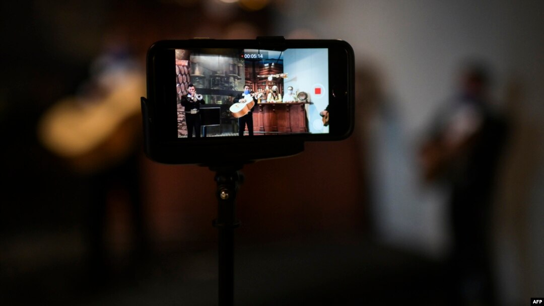 Musisi Mariachi tampil dalam perayaan Hari Ibu secara online di Museum Tequila dan Mezcal di Mexico City di tengah pandemi Covid-19, 10 Mei 2020. (Foto: AFP)