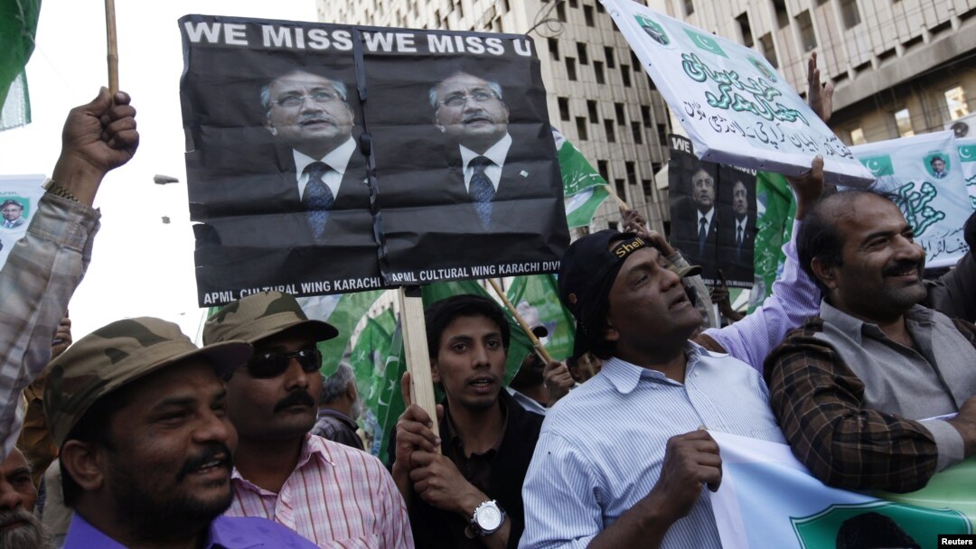 Pendukung mantan Presiden Pervez Musharraf, yang juga memimpin partai All Pakistan Muslim League (APML) berunjuk rasa di Karachi menuntut persidangan yang adil baginya (16/2). 