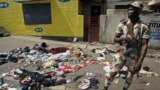 Солдат охороняє речі загиблих. Більше 50 тисяч людей прийшли на стадіон, щоб побачити новорічний феєрверк.