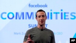 CEO Facebook, Mark Zuckerberg, berbicara dalam persiapan Pertemuan Puncak Komunitas Facebook di Chicago, sebelum pengumuman inisiatif Facebook yang baru yang dirancang untuk mendorong orang membentuk komunitas yang lebih bermakna dengan fitur grup Facebook (foto: AP Photo/Nam Y. Huh)