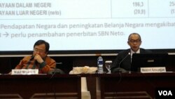 Menteri Keuangan Chatib Basri (kanan) dan Wamenkeu Bambang Brodjonegoro (kiri) menyampaikan penjelasan pemerintah tentang APBN-P 2014 di Jakarta, Kamis malam, 19 Juni 2014 (Foto: VOA/Iris Gera).