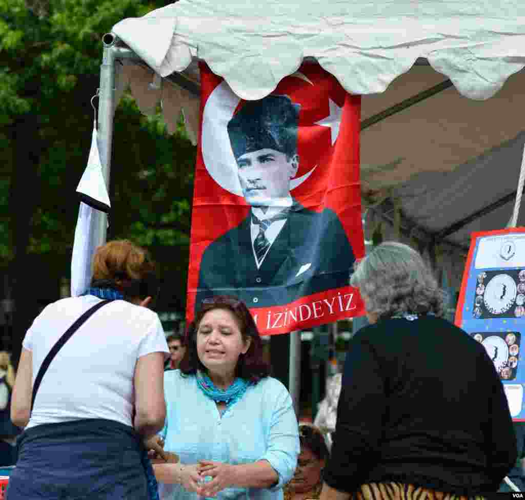 Turkiya Respublikasining asoschisi va birinchi rahbari Mustafo Kamol Otaturk surati fonida, Vashingtondagi turk festivalidan, 29-sentabr, 2013-yil