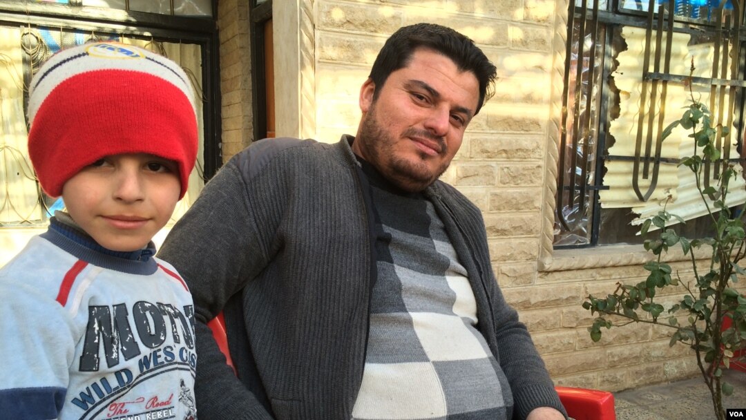 Nathir Bashir (kanan), 36 tahun, dipaksa mengajar di sekolah ISIS di Mosul, Irak selama 2,5 tahun -- tapi dia menyuruh anaknya tinggal di rumah agar tidak terpengaruh ideologi ISIS (foto: dok).