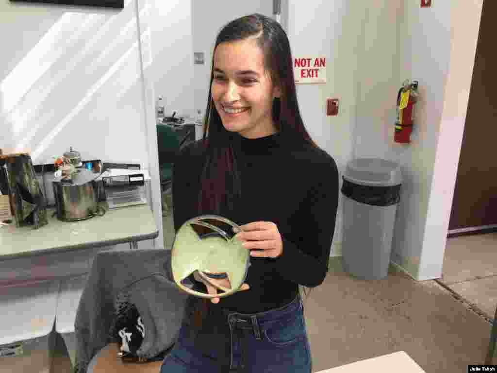 Student Amalia Sparks creates one-of-a-kind ceramic bowls, Santa Fe, N.M., Oct. 9, 2019. Julie Taboh/VOA