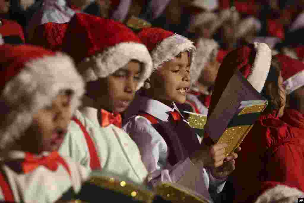 Watoto wa Kikristo nchini Pakistani wakiimba mwimbo katika kanisa la mtakatifu Patriki kabla ya sherehe za Krismasi mjini Karachi, Pakistani, Jumamosi, Disemba 22, 2018. &nbsp;