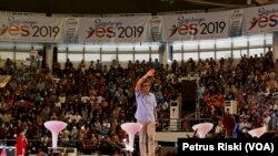 Sandiaga Uno berbicara di depan ribuan peserta Youth Entrepreneur Summit 2019 di Surabaya, Sabtu, 16 Februari 2019. (Foto: Petrus Riski/VOA)