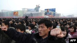 Hàng ngàn người Bắc Triều Tiên tụ tập tại Quảng Trường Kim Il Sung để bày tỏ sự ủng hộ đối với các chính sách của chính phủ và nhà lãnh đạo mới, ông Kim Jong Un, ngày 3/1/2012