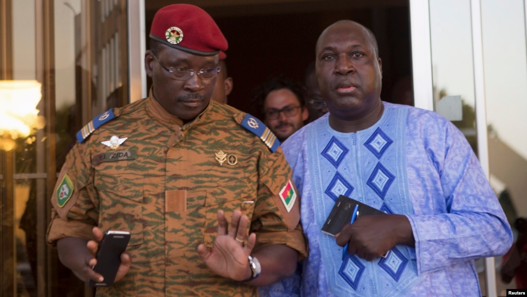 Pemimpin militer Burkina Faso Yacouba Isaac Zida (kiri) dan pemimpin oposisi Zephirin Diabre bertemu di ibukota Ouagadougou (2/11).