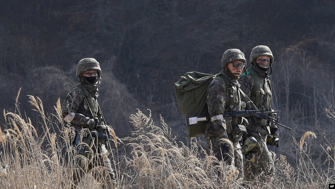 지난해 3월 한국 파주시 비무장지대 인근에서 실시된 키리졸브 미-한 연합 훈련에서 한국 군 장병들이 수풀 사이로 이동하고 있다. (자료사진)