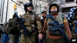 Para pengunjuk rasa bersiap mengikuti aksi demo di Richmond, Virginia, untuk memberi dukungan terhadap hak-hak kepemilikan senjata, Senin, 20 Januari 2020. (AP Photo / Julio Cortez)