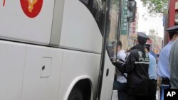 지난 6월 상하이에서 환경운동 시위대를 체포하는 중국 공안. (자료사진)