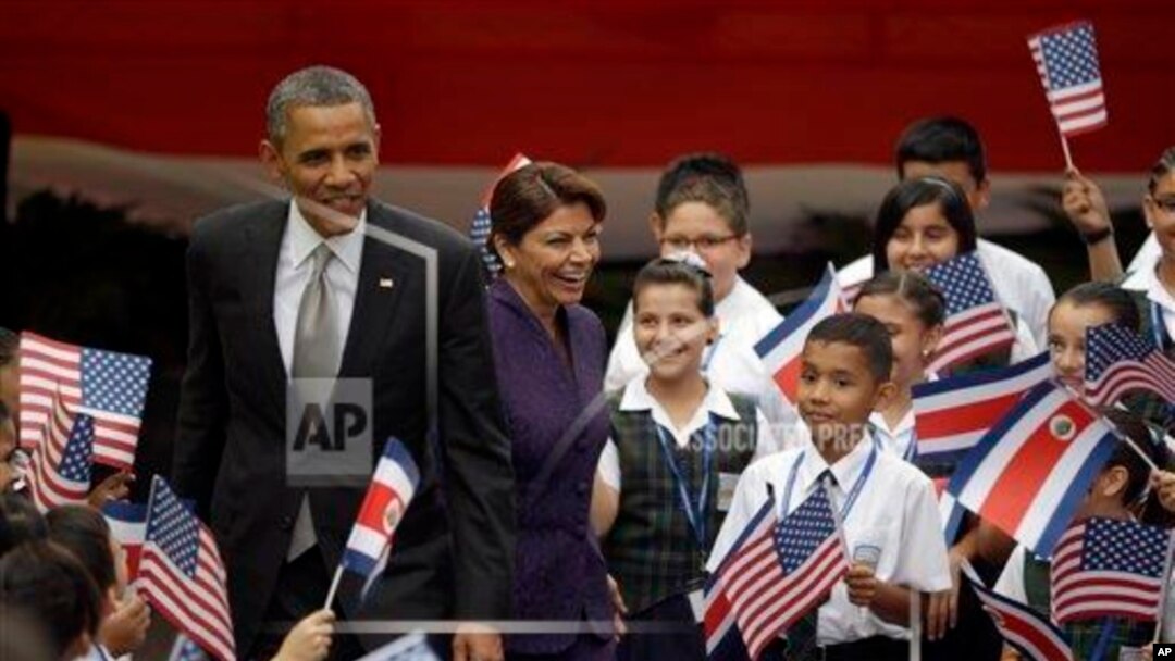 Presiden AS Barack Obama dan Presiden Kosta Rika Laura Chinchilla menghadiri sebuah acara kebudayaan yang menampilkan pertunjukan anak-anak Kosta Rika di Casa Amarilla, San Jose (3/5). 