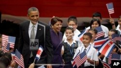 Presiden AS Barack Obama dan Presiden Kosta Rika Laura Chinchilla menghadiri sebuah acara kebudayaan yang menampilkan pertunjukan anak-anak Kosta Rika di Casa Amarilla, San Jose (3/5). 