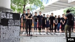 香港大專學生自發組成「哀音隊」在街頭演唱 (美國之音湯惠芸攝)