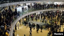 Ratusan aktivis pro-demokrasi Hong Kong mengadakan protes di Cityplaza Mall hari Minggu (26/4). 