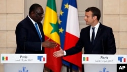 Macky Sall et Emmanuel Macron, conférence de presse, Paris, France, le 12 juin 2017. 