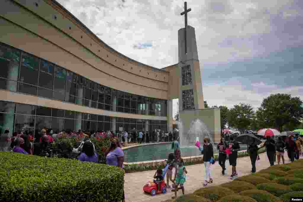 ពលរដ្ឋជាច្រើននាក់ បានតម្រង់ជួរដើម្បីចូលគោរពវិញ្ញាណក្ខន្ធលោក George Floyd ដែលបានស្លាប់នៅពេលប៉ូលិសឃាត់ខ្លួនលោក នៅព្រះវិហារ Fountain of Praise ក្នុងទីក្រុង Houston រដ្ឋ Texas ថ្ងៃទី៨ ខែមិថុនា ឆ្នាំ២០២០។&nbsp;​