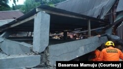 Tim penyelamat mencari korban yang tertimbun reruntuhan bangunan di Jalan Amakirang, Kota Mamuju, Sulawesi Barat. Jumat, 15 Januari 2021. (Foto: Basarnas Mamuju)