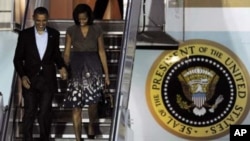 ປະທານາທິບໍດີ ບາຣັກ ໂອບາມາ ແລະສັດຕີໝາຍເລກນຶ່ງ Michelle Obama ເດີນທາງໄປຮອດສະໜາມບິນລະຫວ່າງຊາດ O'Hare ນະຄອນ Chicago ເພື່ອເຂົ້າຮ່ວມກອງປະຊຸມສຸດຍອດກຸ່ມເນໂຕ້.
ວັນທີ 19 ພຶດສະພາ 2012.